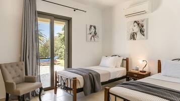 3 bedrooms, in-room safe, iron/ironing board, travel crib