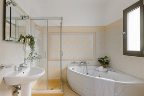 Eco-friendly toiletries, hair dryer, towels, soap - Private Villa Helios, in Cape Liakas, Spartia, Kefalonia (Spartià)