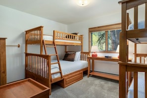 A bunk bed room with a desk and a window. - Large East Vail Chalet - Hot Tub & Close to Bus (Vail)