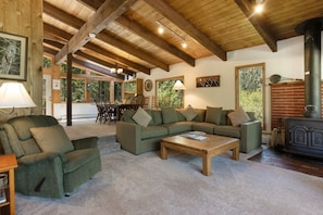 Smart TV, fireplace, books - Large East Vail Chalet - Hot Tub & Close to Bus (Vail)