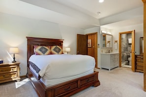 4 bedrooms, desk, iron/ironing board, WiFi (free) - Large East Vail Chalet - Hot Tub & Close to Bus (Vail)