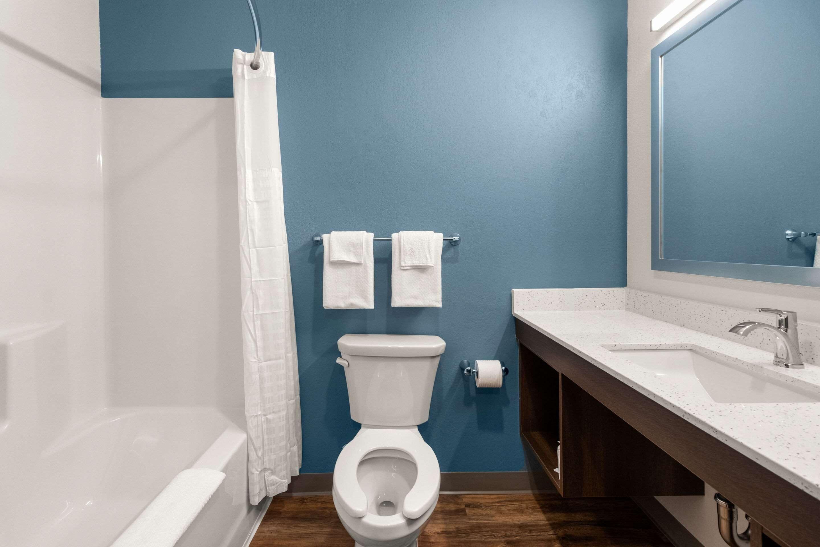 Un bagno con vasca, servizi igienici e lavabo.