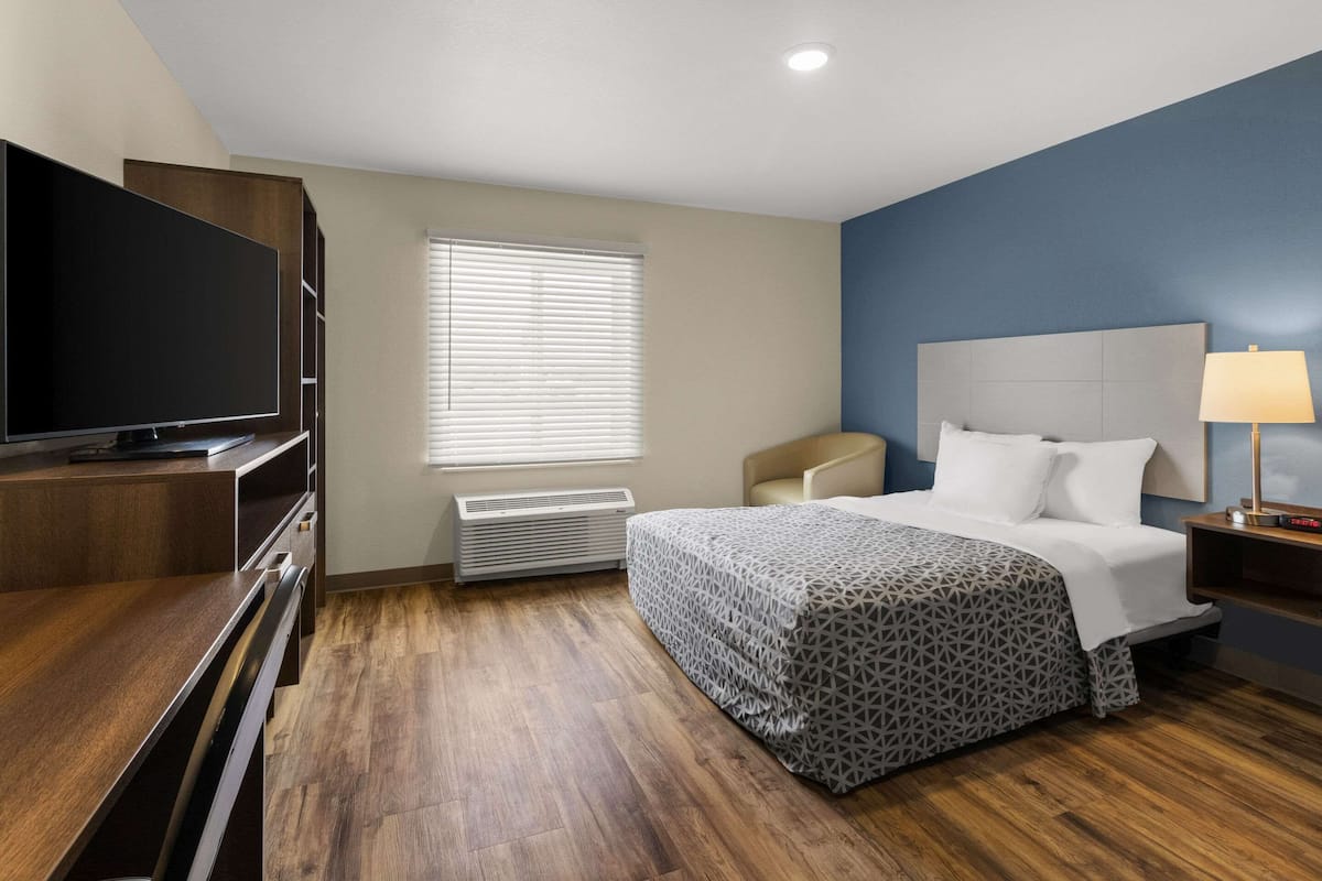 Suite, 1 Queen Bed, Accessible, Non Smoking (Transfer Shower)