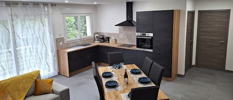 Coffee/tea maker, fridge, microwave, oven