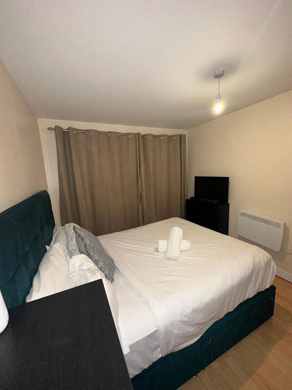 Apartment, 1 King Bed | 1 bedroom, iron/ironing board, free WiFi, bed sheets - Remarkable 1-bed Apartment in Romford (Romford)
