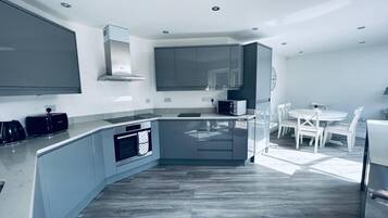 Cottage | Dapur pribadi | Lemari es, microwave, oven, dan kompor