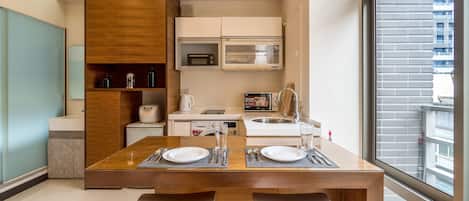 Fridge, microwave, oven, stovetop