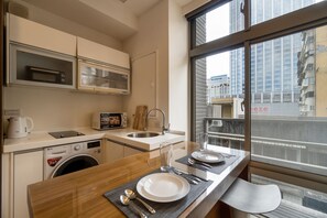 Frigorífico, microondas, horno y placa de cocina