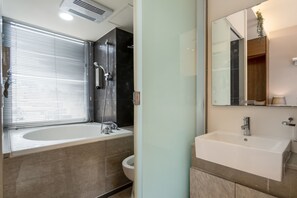 Haartrockner, Handtücher, Seife, Shampoo