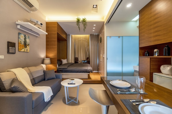 Living Area:
• Projector & Screen
• Cinema Experience
• Open Space w/ Kitchen