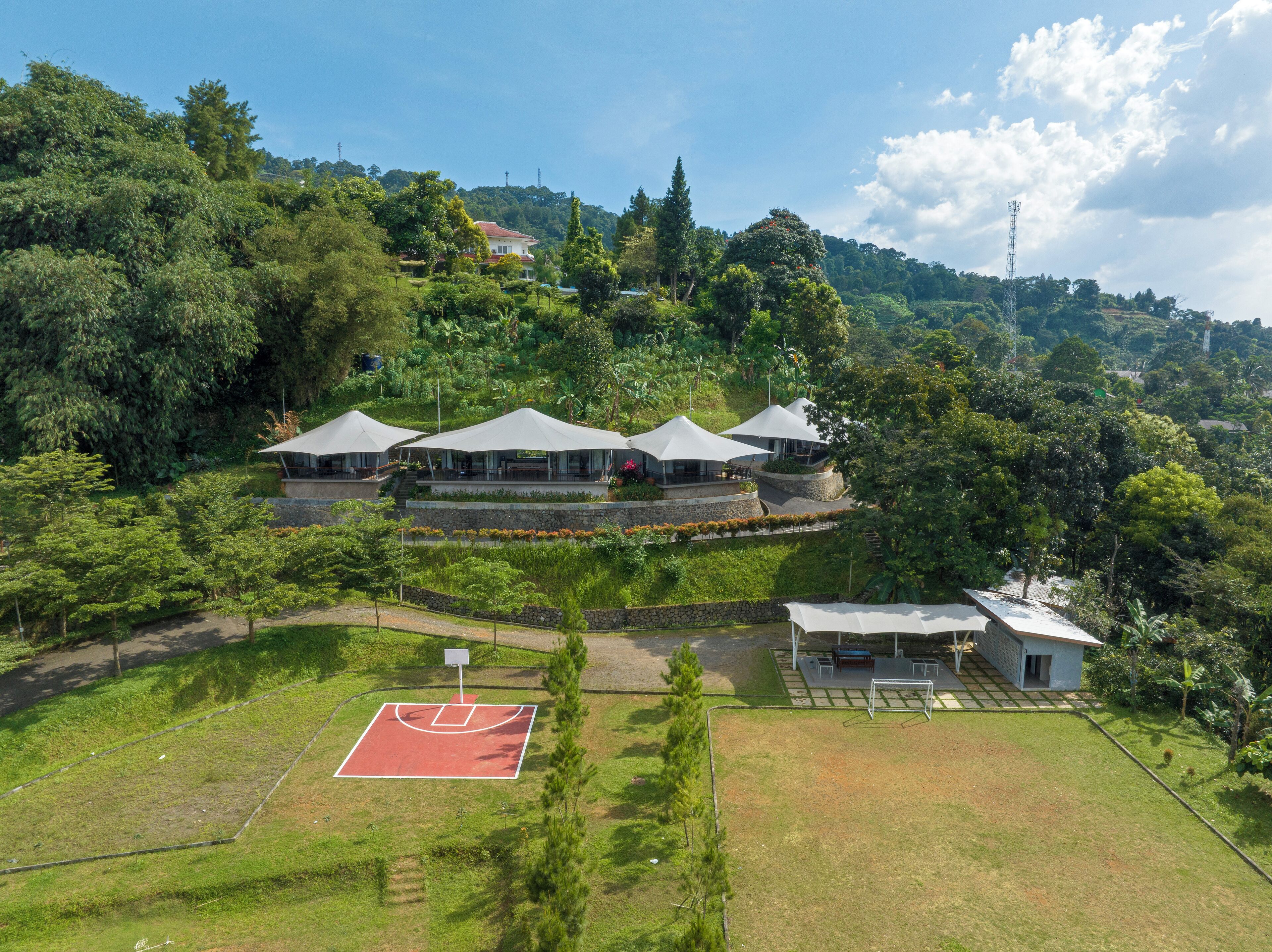 Un quartier résidentiel doté d’un terrain de basketball, d’un court de tennis et d’un petit pavillon.