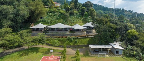 Un quartier résidentiel doté d’un terrain de basketball, d’un court de tennis et d’un petit pavillon.