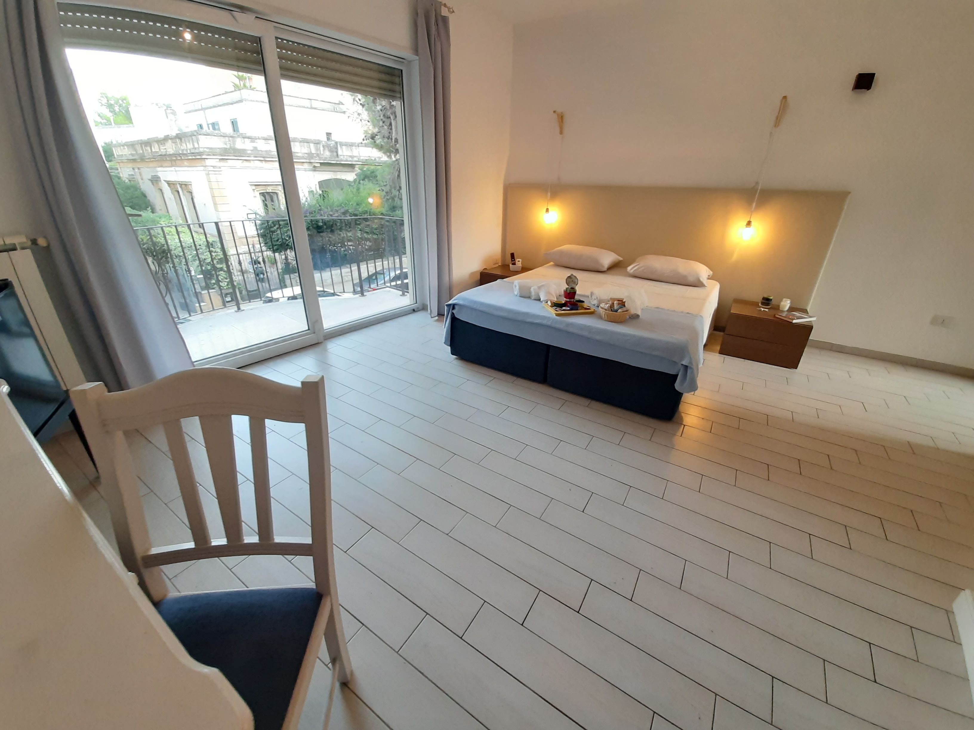 Habitación doble Deluxe, 1 habitación, patio, vista a la ciudad | Ropa de cama de alta calidad, muebles diferentes y escritorio 