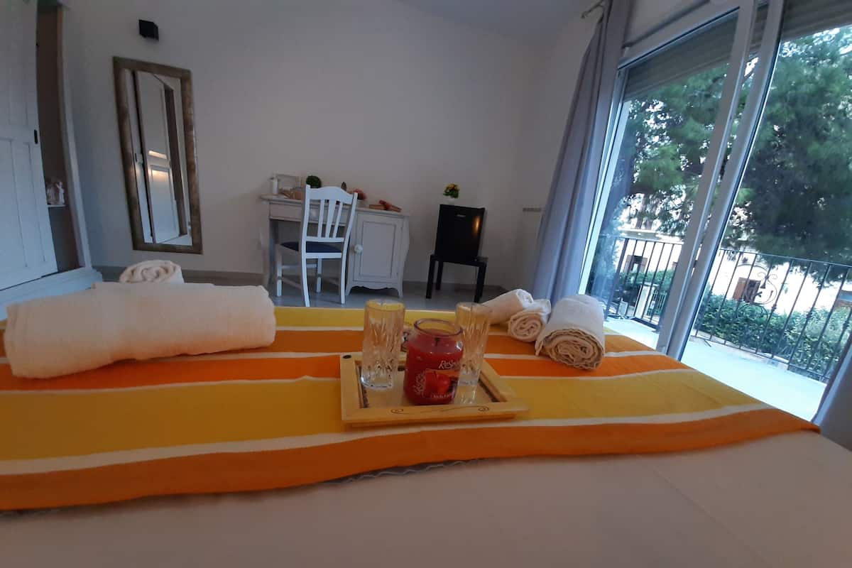 1 bedroom, premium bedding, individually furnished, desk