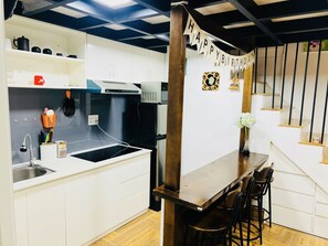 Kühlschrank, Mikrowelle, Wasserkocher, Kochgeschirr/Geschirr/Besteck