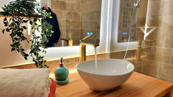 Suihku, hiustenkuivaaja, pyyhkeet, saippua