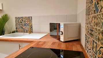Fridge, microwave, stovetop, coffee/tea maker