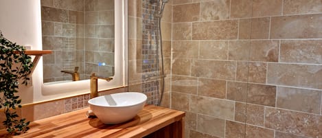 Douche, séchoir à cheveux, serviettes fournies, savon