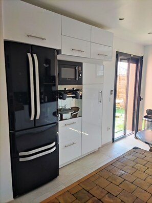 Kühlschrank, Mikrowelle, Ofen, Herdplatte