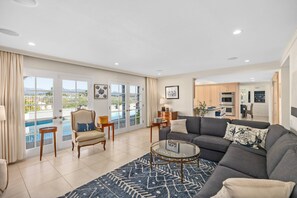 Televisio, takka, DVD-soitin, pöytäjalkapallopöytä