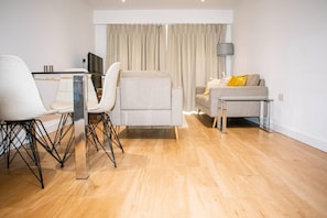 Apartment | Dining - London - Apartment - Sleeps 2 - Garden - Pool (London)
