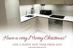 Køleskab, mikrobølgeovn, ovn, kogeplade