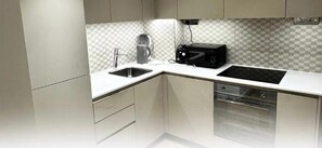 Fridge, microwave, oven, stovetop - London - Apartment - Sleeps 2 - Garden - Pool (London)