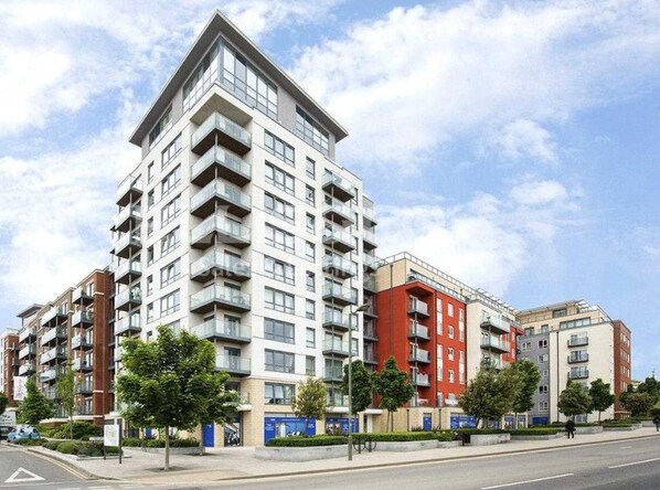Apartment | Exterior - London - Apartment - Sleeps 2 - Garden - Pool (London)
