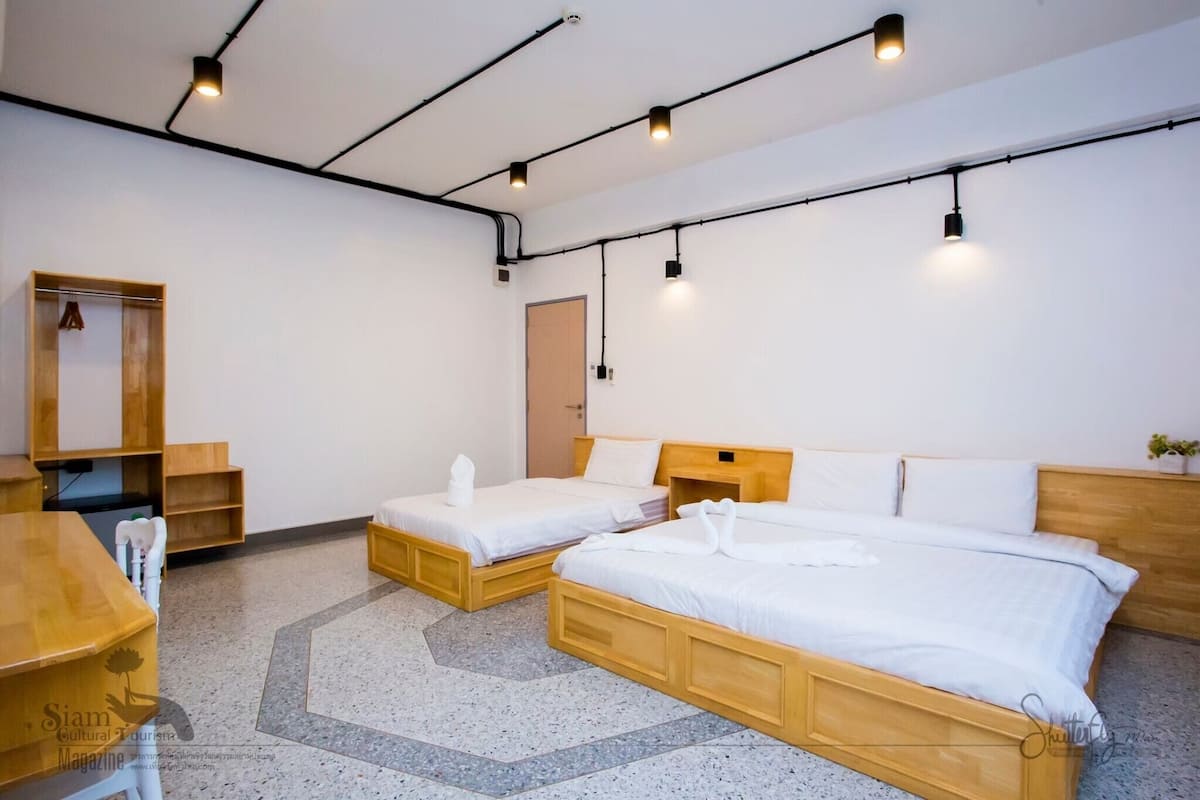 Habitación triple Deluxe | Zona de estar | Una Smart TV