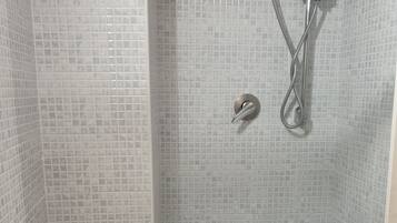 Doccia, asciugacapelli, asciugamani, sapone