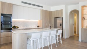 Een koelkast, een vaatwasser, een koffiezetapparaat/waterkoker