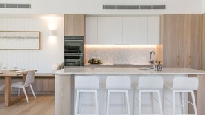 Réfrigérateur, four à micro-ondes, un four, surface de cuisson