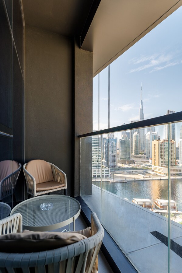 Deluxe Apartment | Balcony - Waves - Serene Waterfront Elegance: 2BR Haven in Business Bay (Dubai)