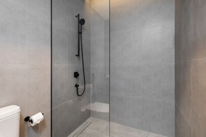 Departamento Deluxe | Baño | Regadera, secadora de cabello, toallas, papel de baño 