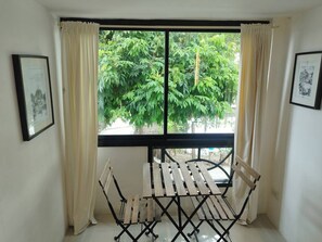 Quarto luxo, 1 cama King | Opções para refeição no quarto