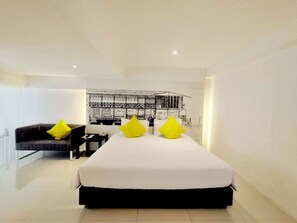 Quarto luxo, 1 cama King | Cofres nos quartos, Wi-Fi de cortesia, roupa de cama