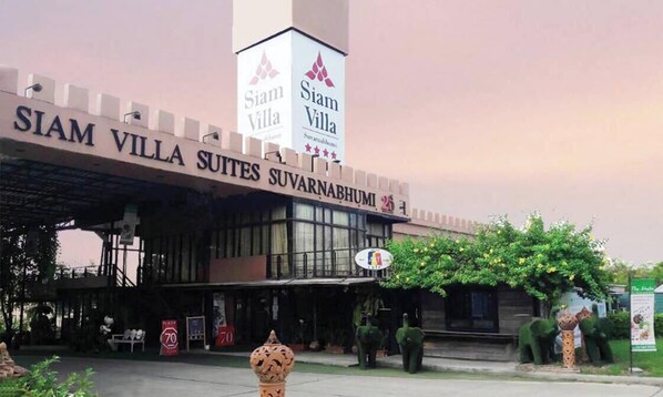 A hotel entrance with signage for 'SIAM VILLA SUITES SUVARNABHUMI' and 'SIAM VILLA.' - Siam Villa Suvarnabhumi (Bangkok)