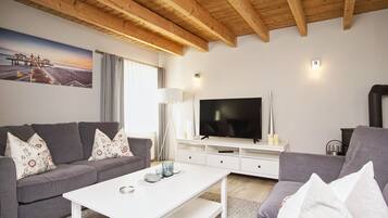 Fernseher, Kamin, Stereoanlage