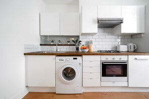 Fridge, microwave, oven, stovetop - Stylish 2BR near Liverpool Street - City of London (London)