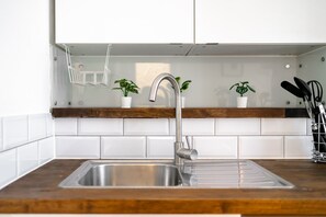 Fridge, microwave, oven, stovetop - Stylish 2BR near Liverpool Street - City of London (London)