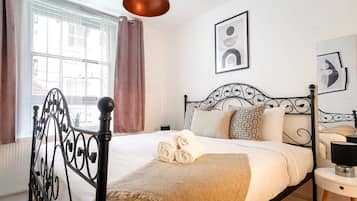 2 chambres, bureau, fer et planche Ă repasser, lit parapluie