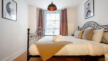 2 chambres, bureau, fer et planche Ă repasser, lit parapluie