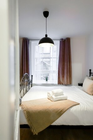 2 bedrooms, desk, iron/ironing board, travel crib - Stylish 2BR near Liverpool Street - City of London (London)