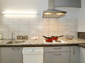 Kühlschrank, Mikrowelle, Ofen, Geschirrspüler