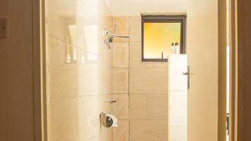 Familienzimmer | Badezimmer | Regendusche, Handtücher