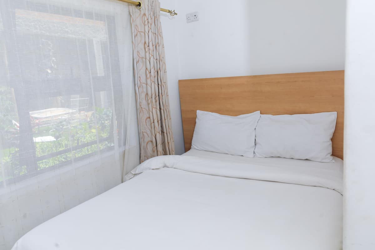 2 habitaciones, muebles diferentes y espacio para trabajar con laptop