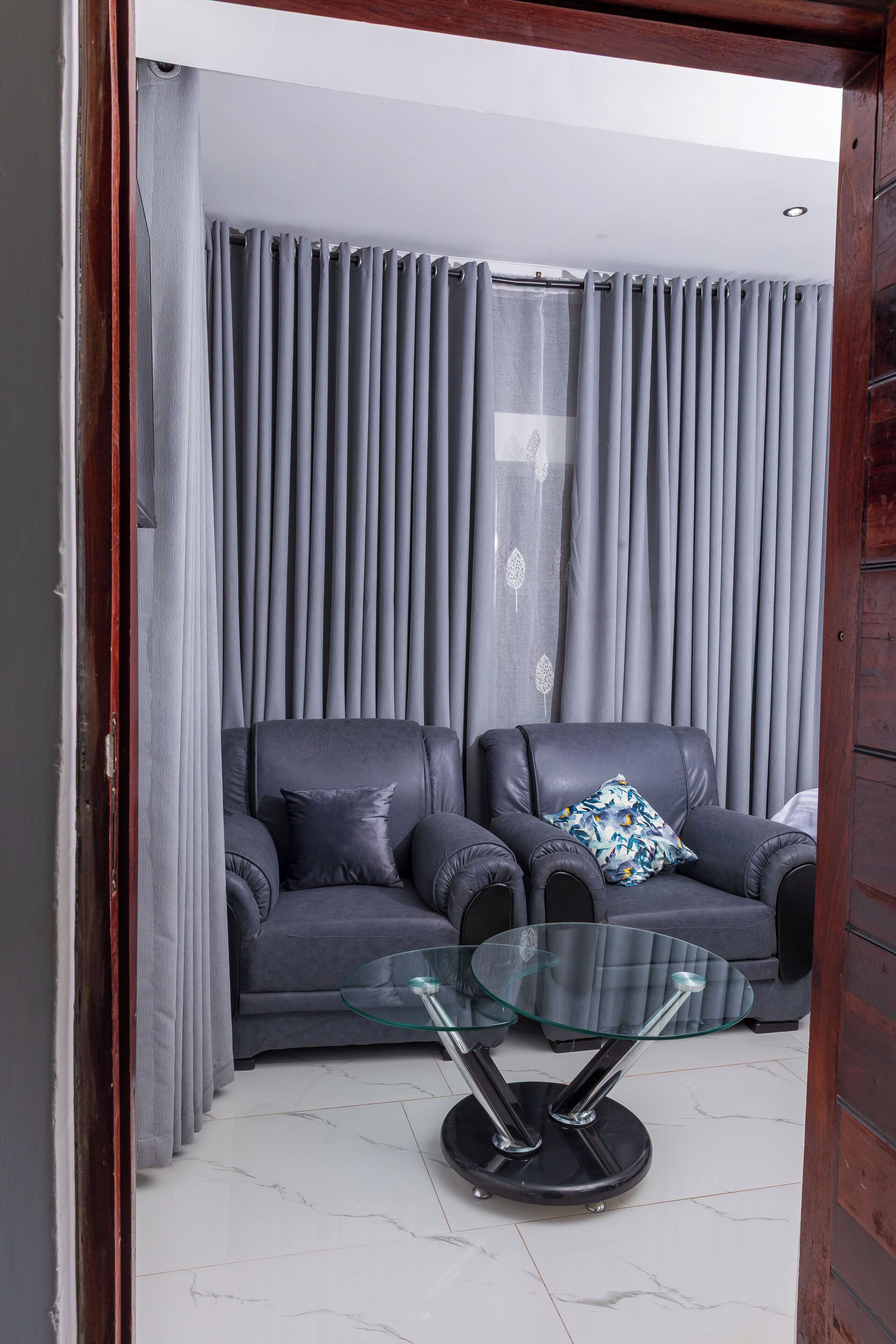 Muebles diferentes, espacio para trabajar con laptop y wifi gratis 