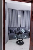 Habitación, 1 cama de matrimonio grande | Mobiliario individual y espacio para trabajar con un portátil