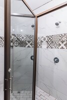 Habitación, 1 cama de matrimonio grande | Baño | Cabezal de ducha tipo lluvia, toallas, jabón y papel higiénico