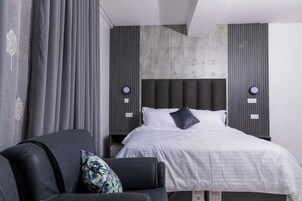 Habitación, 1 cama de matrimonio grande | Mobiliario individual y espacio para trabajar con un portátil